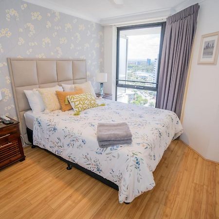 Large Surfers Paradise Apartment With Fantastic Views Гоулд Коуст Екстериор снимка