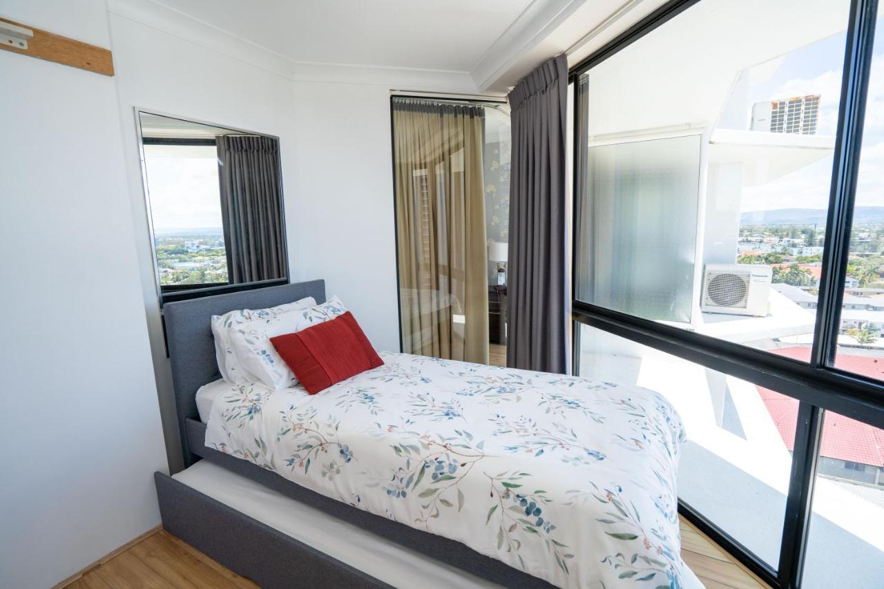 Large Surfers Paradise Apartment With Fantastic Views Гоулд Коуст Екстериор снимка
